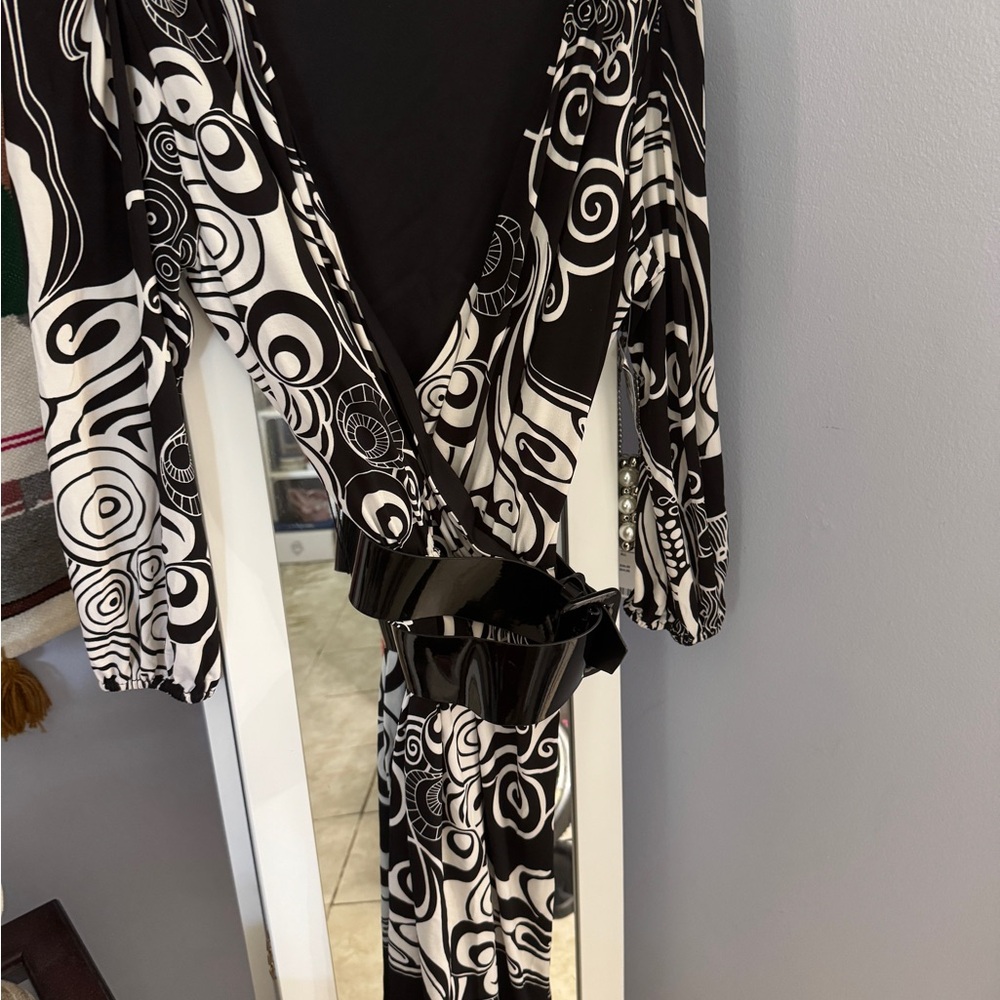 Black and White Patterned Dress with Belt - Picture 7 of 13